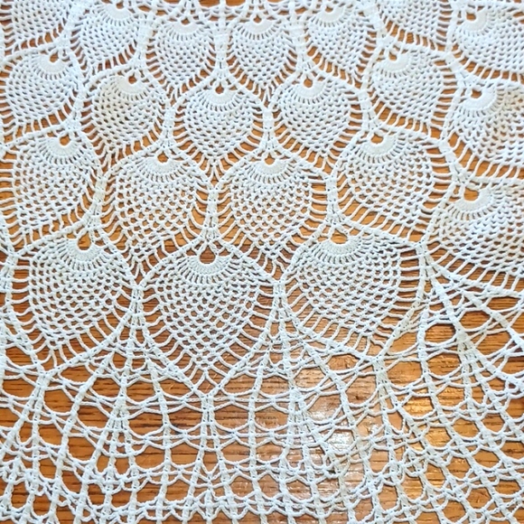 50" round hand crocheted tablecloth 5526 - Picture 3 of 5